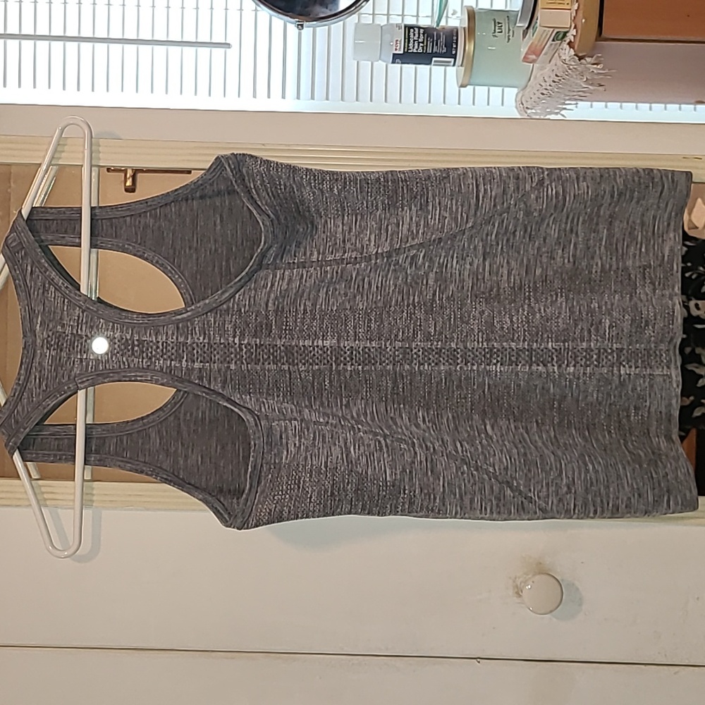 Lululemon Atletica Active Top, Color Gray, Size 6 🙂🙂🤩🤩 - Picture 6 of 11